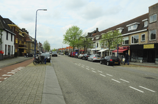 900964 Gezicht op de Amsterdamsestraatweg te Utrecht, uit het zuidoosten, met links de panden Amsterdamsestraatweg 540 ...